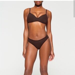 SKIMS WIRELESS FORM SUPER 
PUSH-UP PLUNGE BRA NWT